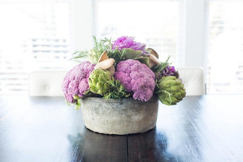 décoration-table-automne-chou-ornement-herbes-aromatiques-champignons-artichaut décoration table d’automne