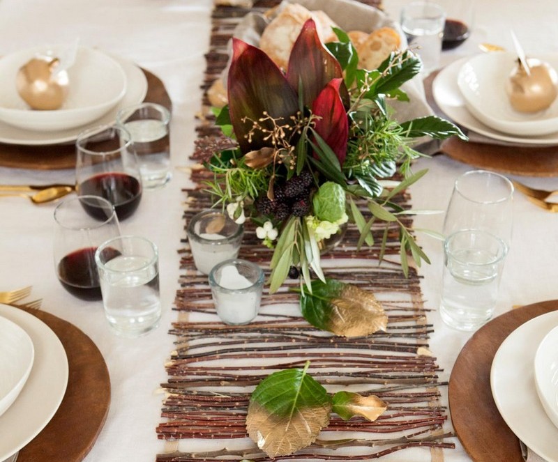 décoration-table-automne-feuilles-vertes-brindilles-mûres décoration table d’automne