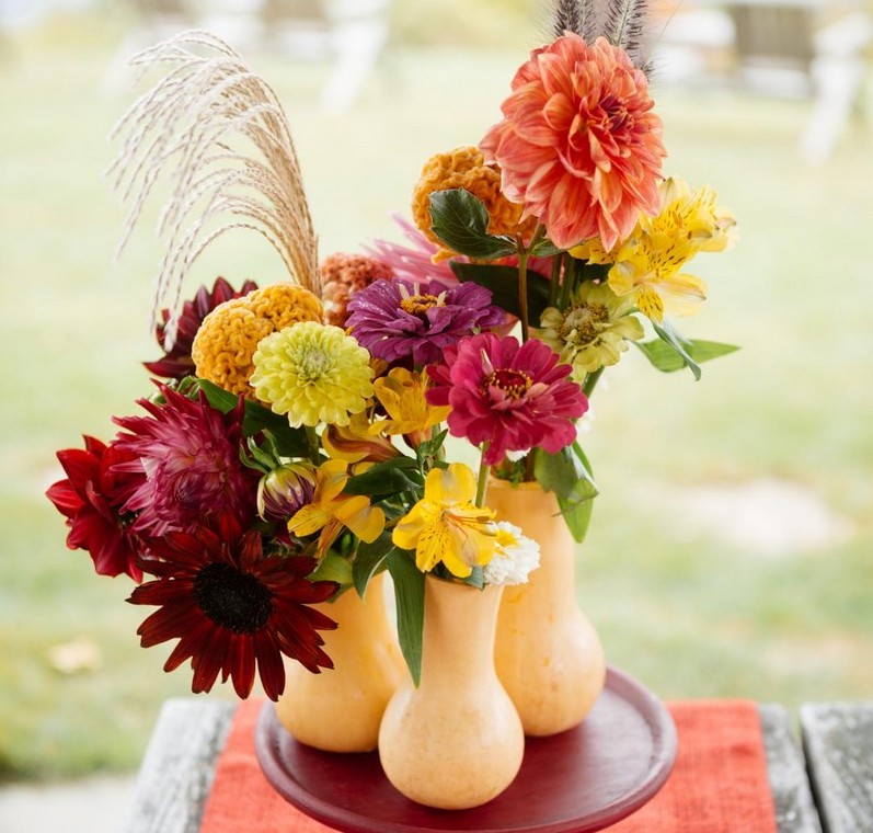 décoration-table-automne-gourdes-creusées-vases-fleurs-épis-blé