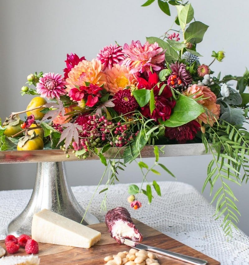 décoration-table-automne-grenades-baies-arrangements-fleurs-rouge-orange décoration table d’automne