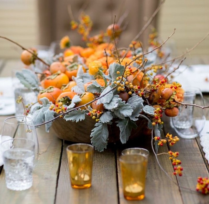 décoration-table-automne-grenades-orange-baies-rouges-feuilles décoration table d’automne