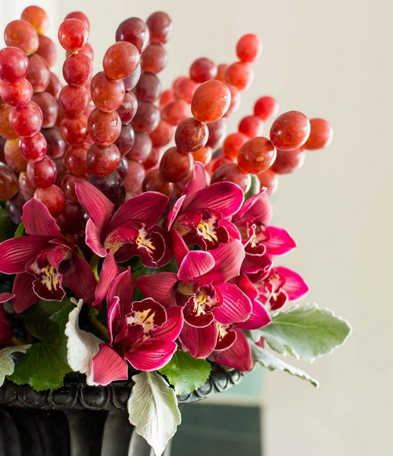 décoration-table-automne-orchidées-rose-raisins-arrangement 