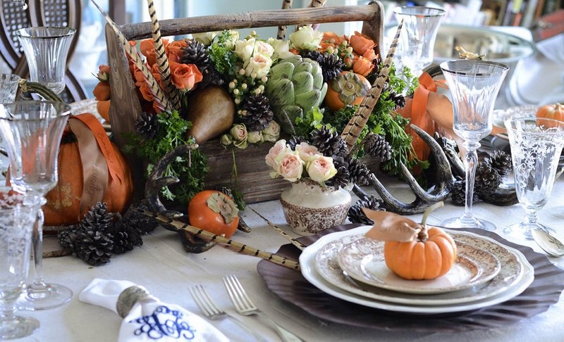 décoration-table-automne-poires-citrouilles-plumes-roses décoration table d’automne