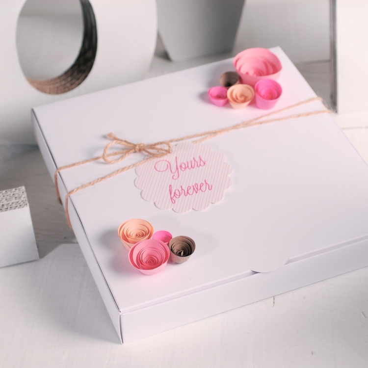 emballage-cadeau-original-boîte-blanche-roses-bandes-papier-coloré emballage cadeau original