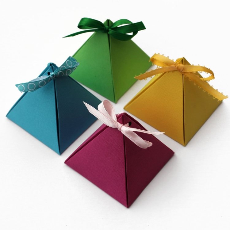 emballage-cadeau-original-boîtes-pyramides-carton-plié-couleurs emballage cadeau original