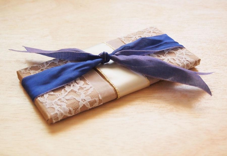 emballage-cadeau-original-dentelle-couleur-champagne-ruban-bleu