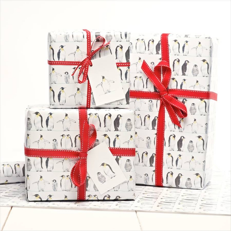 emballage-cadeau-original-papier-blanc-motif-manchots-rubans-noeuds-rouges