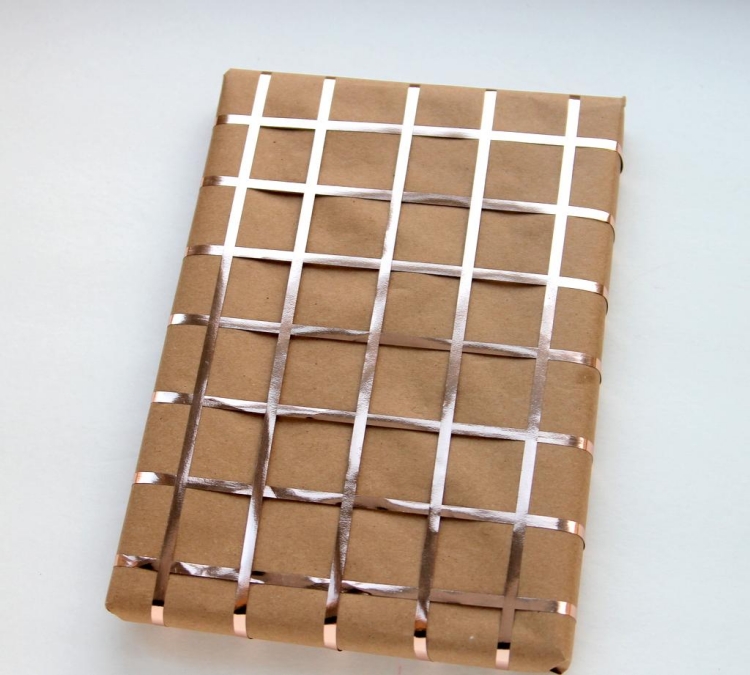 emballage-cadeau-original-papier-brun-grille-aspect-métal