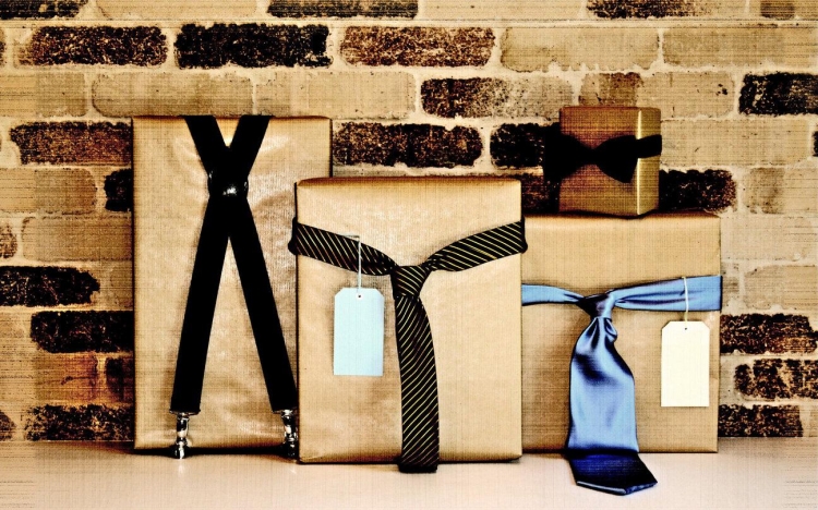 emballage-cadeau-original-papier-emballage-doré-cravates-bretelles emballage cadeau original