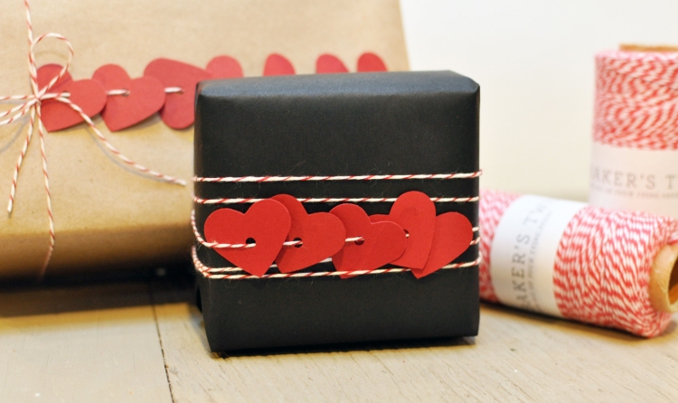 emballage-cadeau-original-papier-noir-coeurs-rouges emballage cadeau original