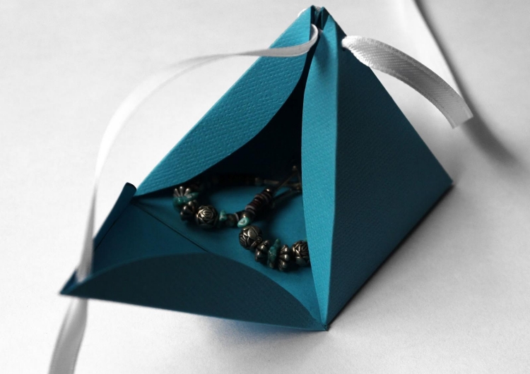 emballage-cadeau-original-pyramide-boîte-carton-bleu-ruban-blanc emballage cadeau original