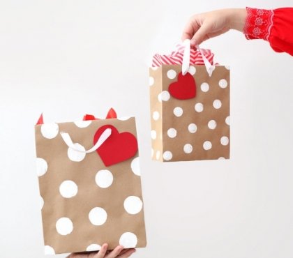 emballage-cadeau-original-sac-cadeaux-papier-brun-pois-blancs-ornements-coeurs-rouges