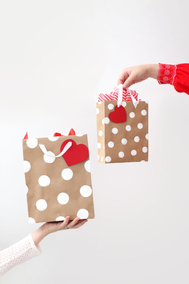 emballage-cadeau-original-sac-cadeaux-papier-brun-pois-blancs-ornements-coeurs-rouges emballage cadeau original