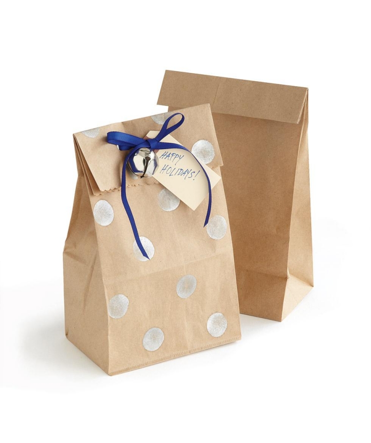 emballage-cadeau-original-sac-cadeaux-papier-brun-pois-couleur-argent-noeud-bleu-grelot