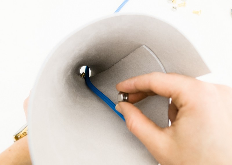 fabriquer-lampe-insructions-cône-cuir-cordon-lampe-bleu