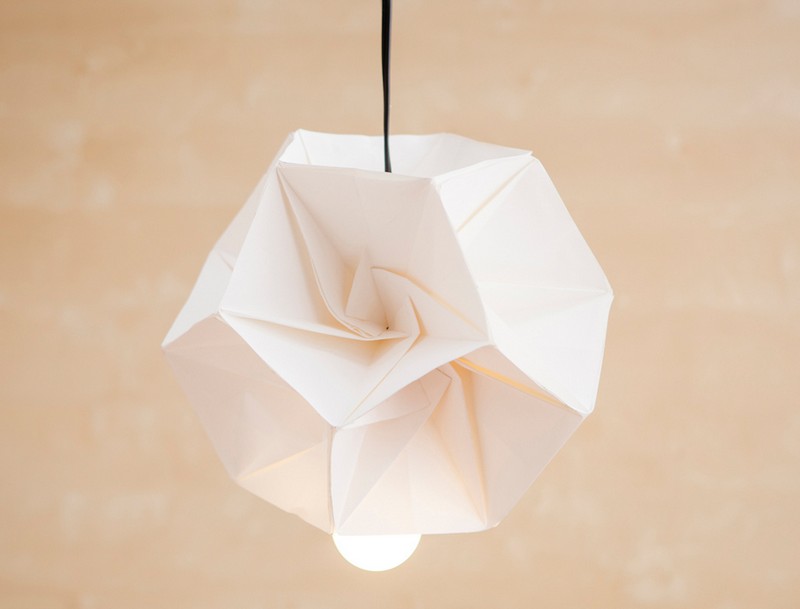 fabriquer-lampe-suspension-origami-papier-plié-blanc
