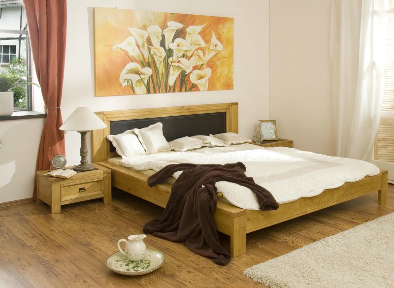 feng-shui-chambre-double-lit-bois-massif-assorti-plancher-tableau-arums
