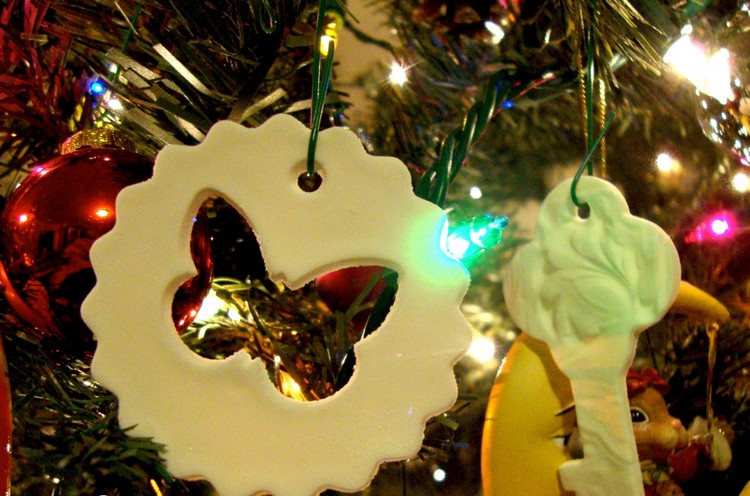 figurine-noel-pate-sel-ornements-perfores-papillon-cle figurine de Noël