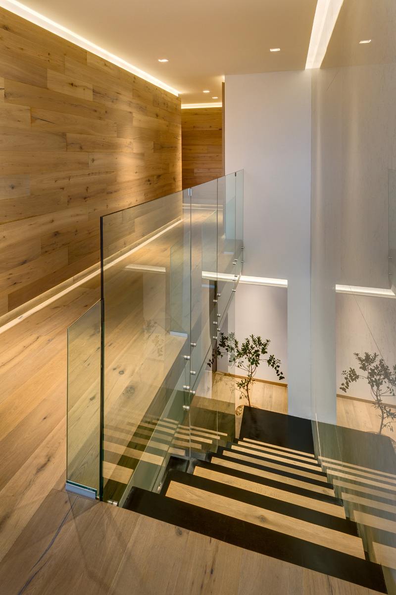 grande-baie-vitree-escalier-balustrade-verre-bois