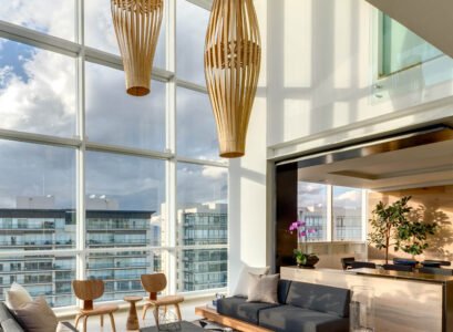 grande-baie-vitree-maison-suspension-salon-canape-droit-rembourre-tapis