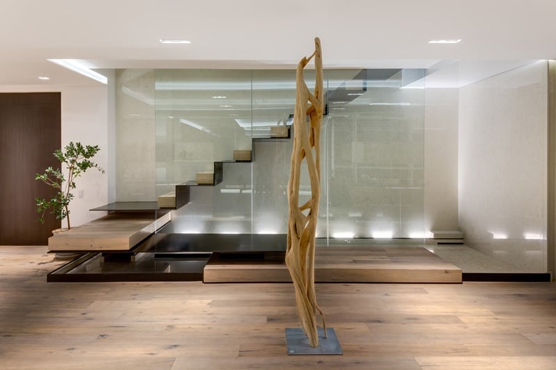 grande-baie-vitree-sculpture-moderne-bois-flottee-plancher-escalier