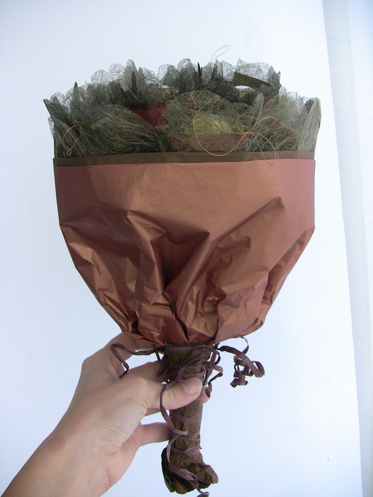 idee-bricolage-maison-automne-bouquet-surprise-bonbons-enveloppés-papier