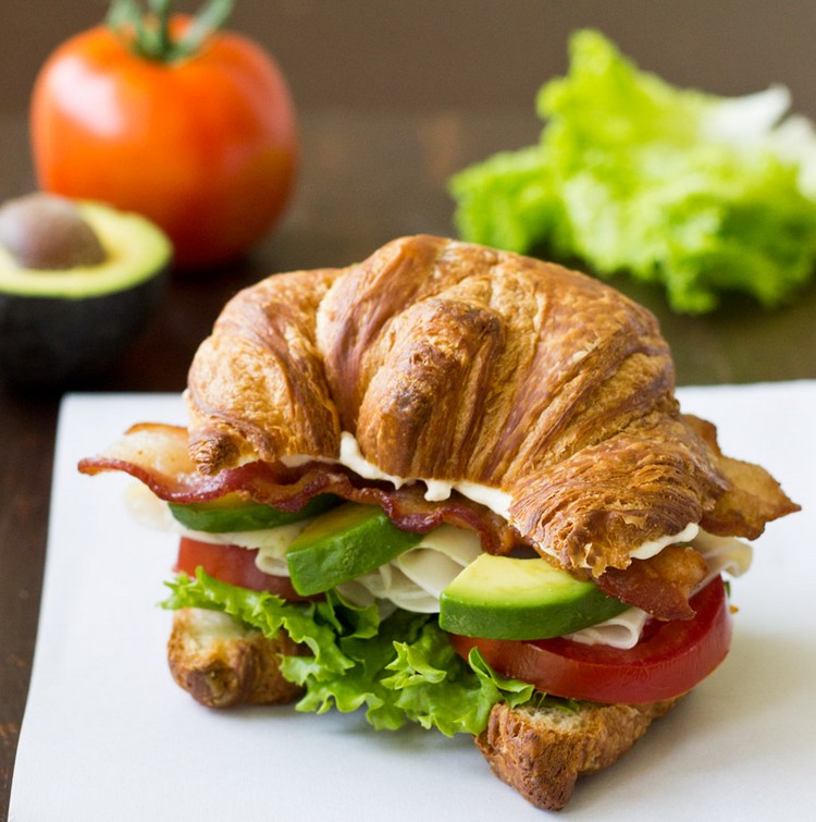 idée-petit-déjeuner-brunch-automne-sandwich-croissant-avocat-tomate