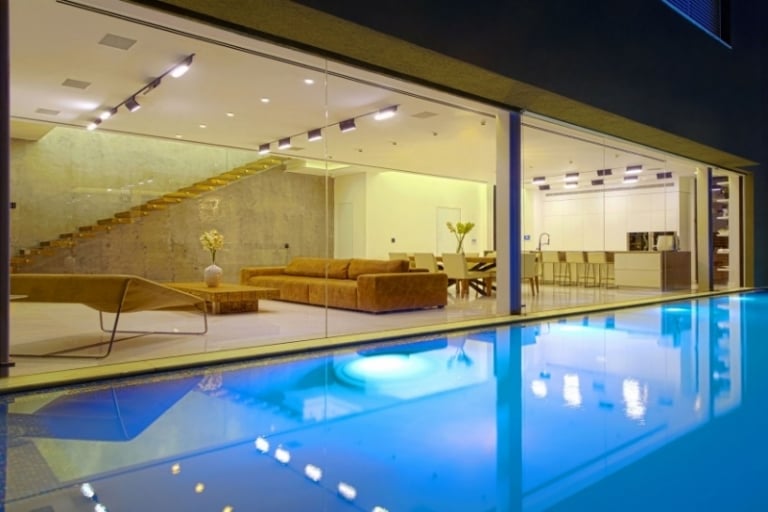 interieur-design-moderne-canape-droit-table-basse-chaise-piscine-exterieur