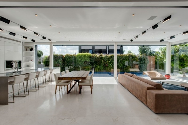 Intérieur design moderne d'une maison moderne avec piscine Interieur dune maison moderne