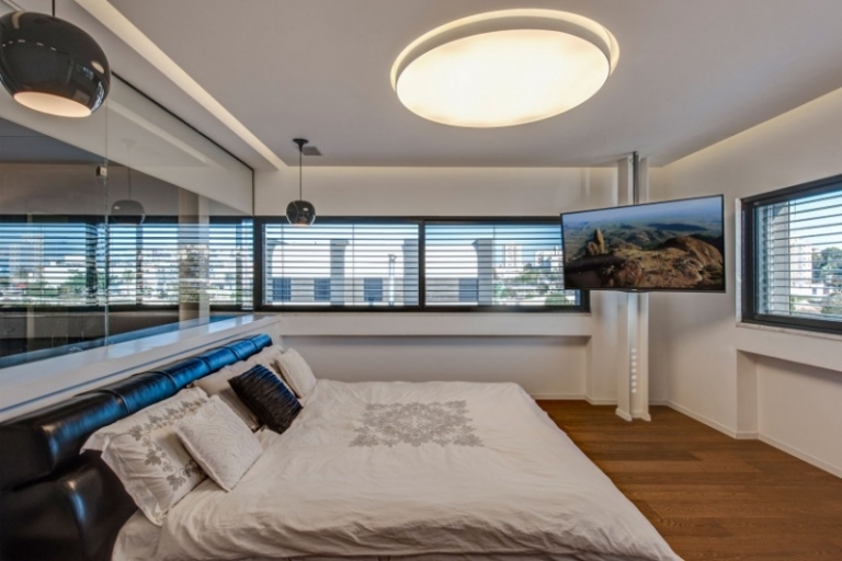 interieur-design-moderne-chambre-coucher-coussins-peinture-murale-blanche