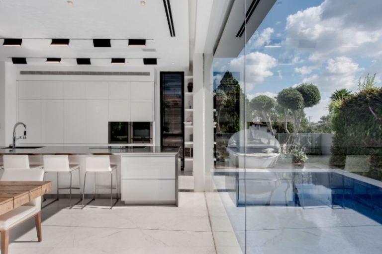 interieur-design-moderne-cuisine-plan-travail-piscine-exterieur-encastree