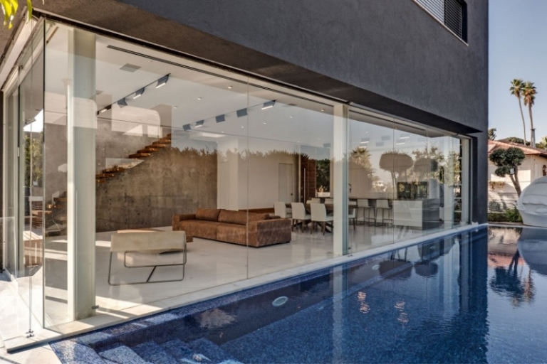 interieur-design-moderne-piscine-exterieur-canape-vitres