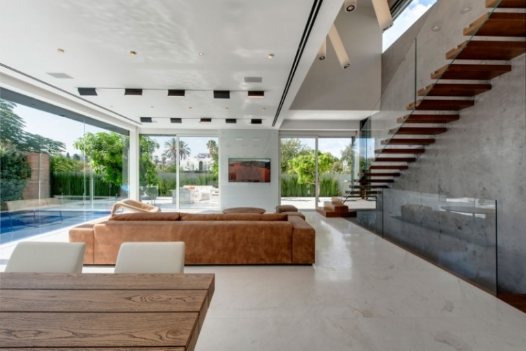 interieur-design-moderne-salon-escalier-marches-bois-table-manger-chaises-blanches