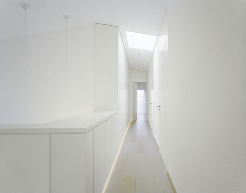 interieur-moderne-couloir-blanc-eclairage-indirect