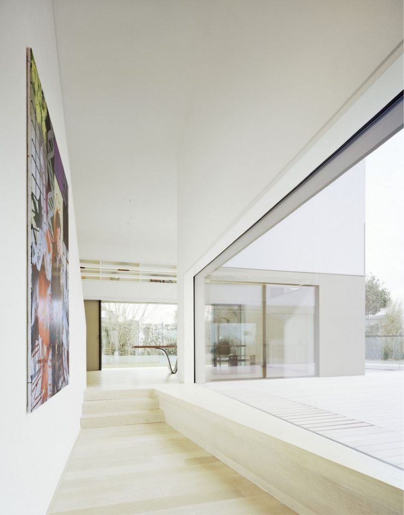 interieur-moderne-deco-couloir-peinture-blanche-fenetre-jardin
