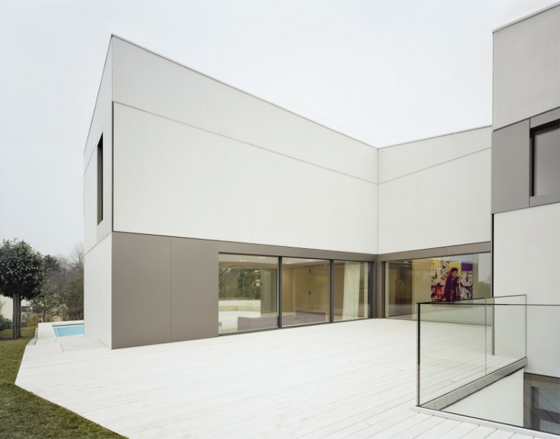 interieur-moderne-maison-facade-blanche-piscine-garde-corps-verre
