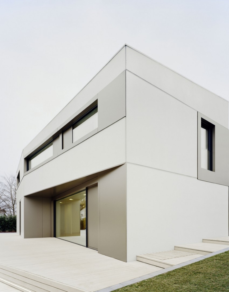 interieur-moderne-maison-facade-pelouse-grande-baie-vitree