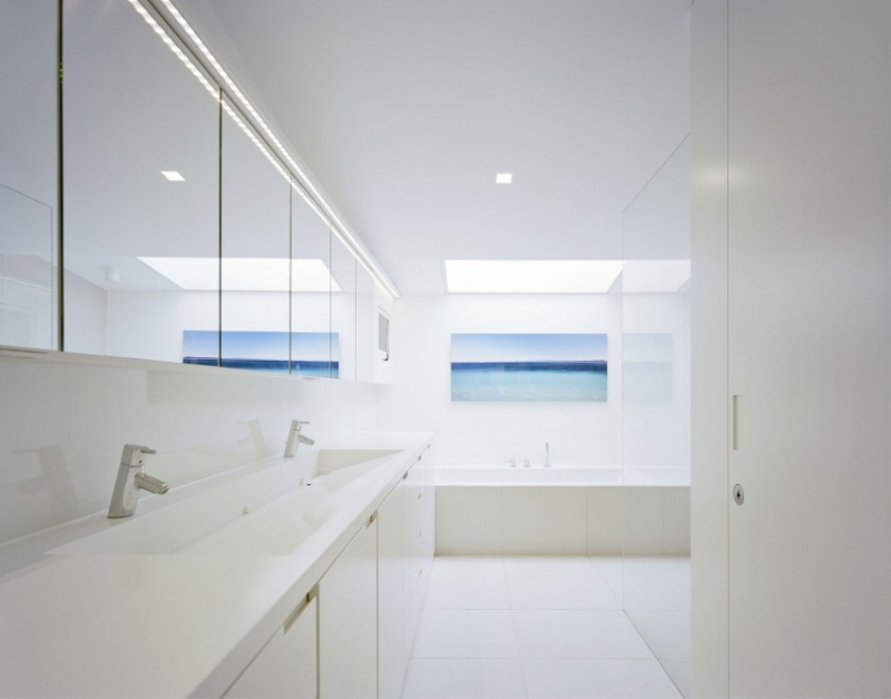 interieur-moderne-salle-bains-blanches-robinet-sous-lavabo-armoires