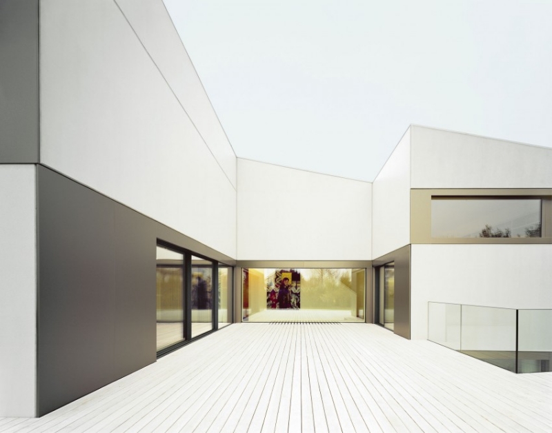 intérieur moderne terrasse-bois-grande-baie-vitree