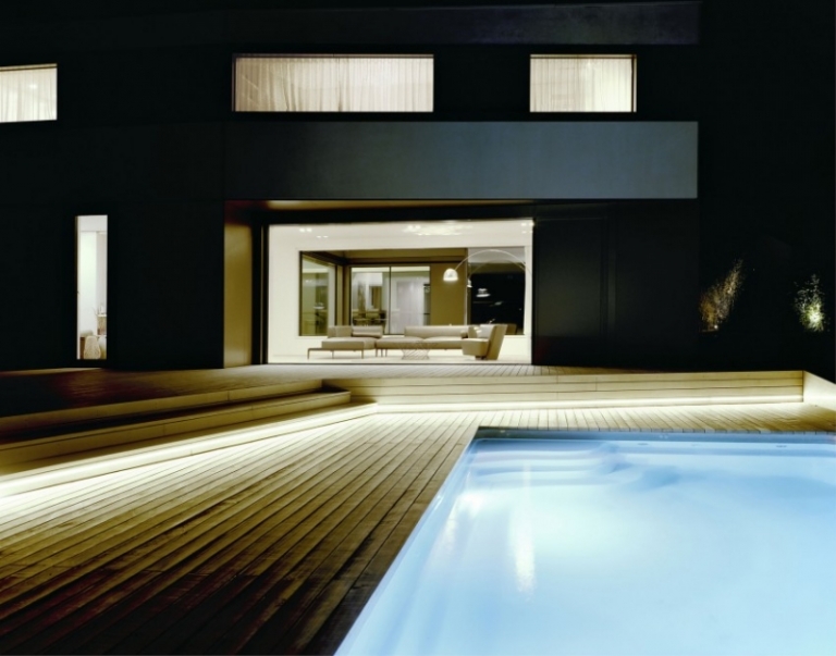 interieur-moderne-terrasse-bois-piscine-eclairage-exterieur-salon-canape-droit-fauteuil