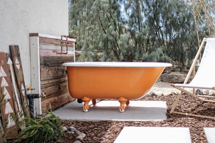 interieur-style-boheme-extérieur-baignoire-orange-blanc-ardoises-blanches