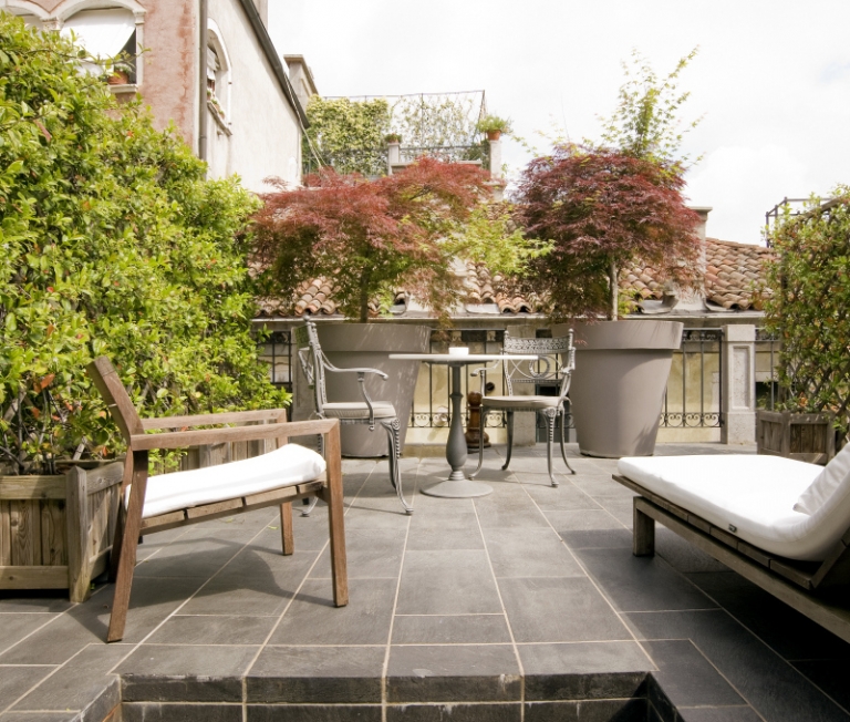 jardin toit-terrasse plantes pots bacs mobilier design bois métal