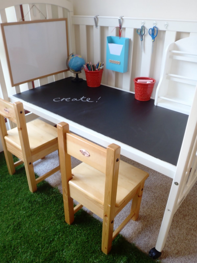 lit-bébé transformé bureau enfant peinture tableau noir