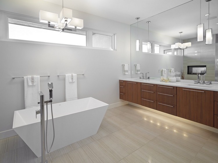 luminaire-salle-de-bains-IP-44-baignoire-carre-miroir-sous-lavabo-bois
