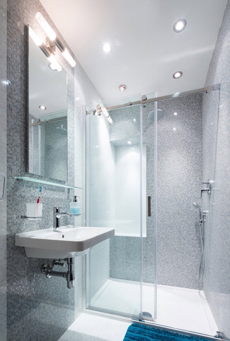 luminaire salle de bains douche-italienne-lavabo-paroi-spots-encastres