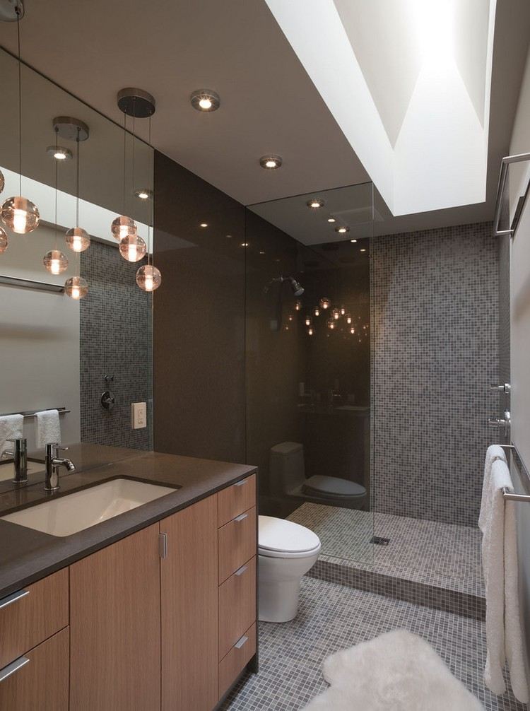 luminaire-salle-de-bains-mosaique-douche-italienne-toilettes-plan-vasque-spots-encastres