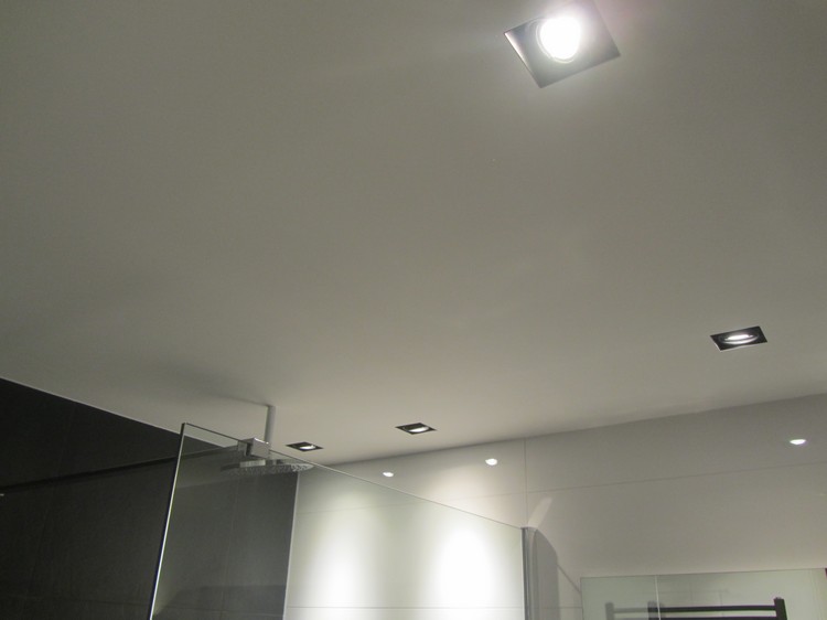 luminaire-salle-de-bains-spots-encastres-peinture-murale-paroi-verre