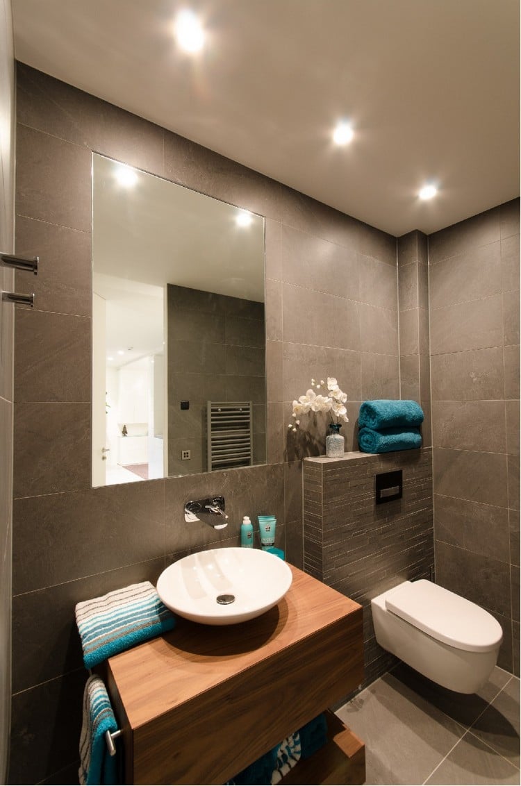 luminaire salle de bains spots-encastres-toilettes-plan-vasque-bois-carrelage-sol-mural-miroir-rectangulaire