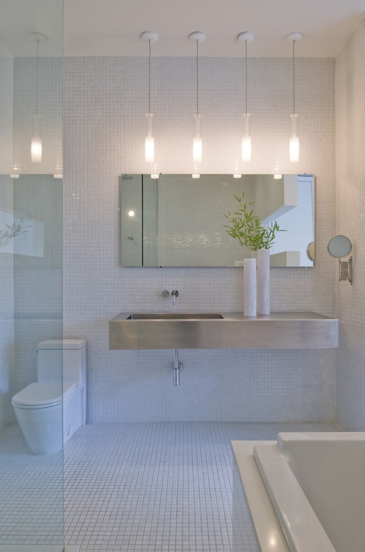 luminaire-salle-de-bains-suspensions-miroir-toilettes-mosaique-plan-vasque