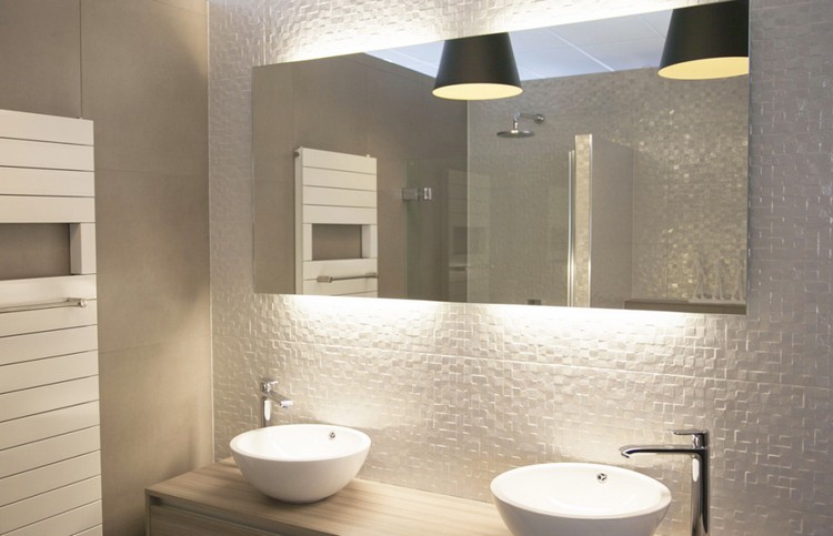 luminaire-salle-de-bains-vasque-rond-miroir-rectangulaire-suspension-plafond